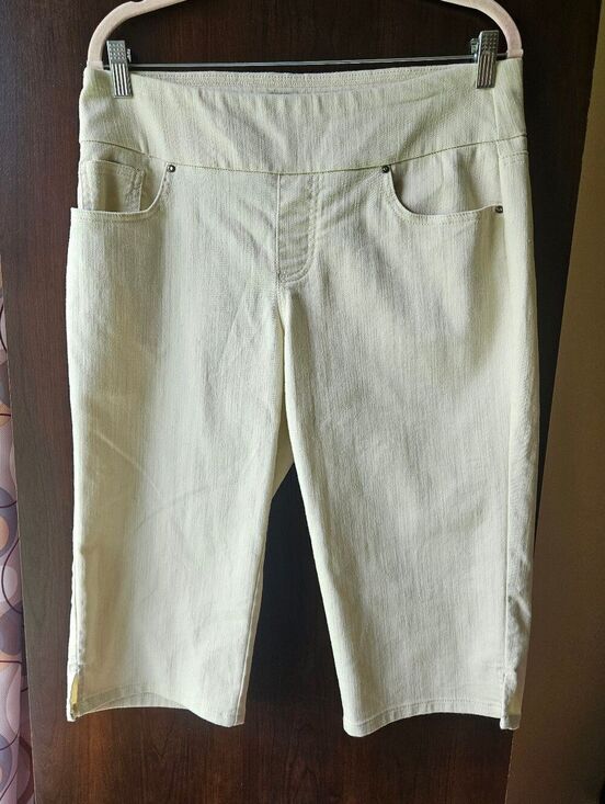 Unbranded Pants - Denim + Company Light Cream Knee-Length Capris Size 12P
